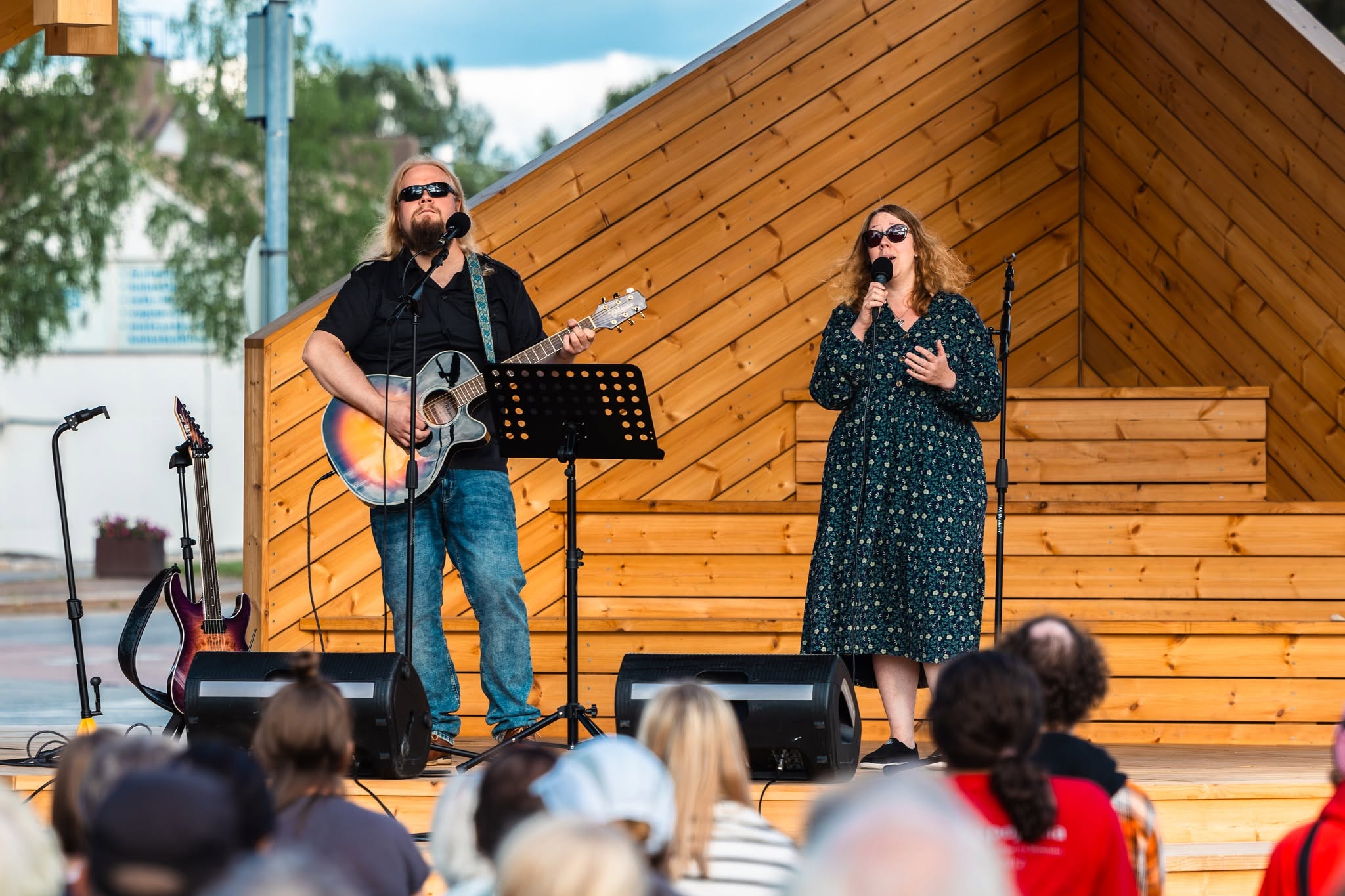 Johanna Korolainen ja Elmeri Kinnunen JOSCEn keikalla